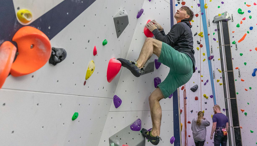 BOULDERING FOR BEGINNERS: EXPERT ADVICE FROM THE NATIONAL OUTDOOR CENTRE